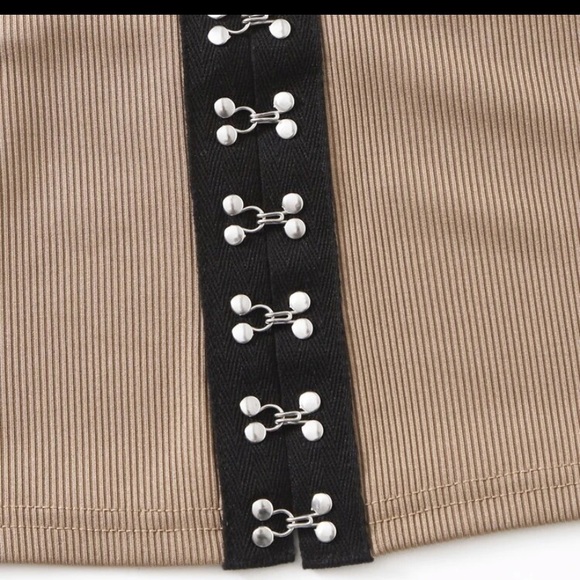 Tan hook and eye cropped tank top - Picture 2 of 3